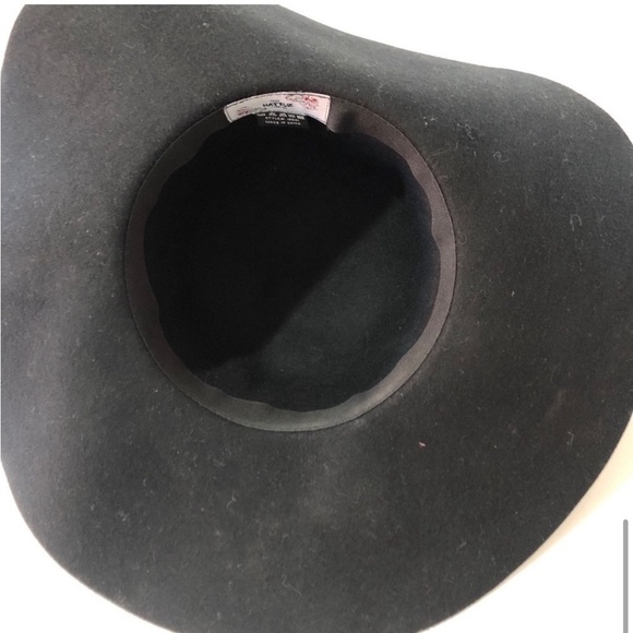 The HATTER COMPANY black  flaps for all season hat